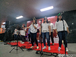 Warga Senang Lihat Christmas Carol di Stasiun MRT, Apresiasi Pemprov DKI