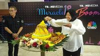 Momen Risma Potong Tumpeng HUT Transmedia di Biro Jatim