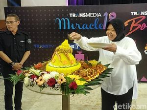 Momen Risma Potong Tumpeng HUT Transmedia di Biro Jatim