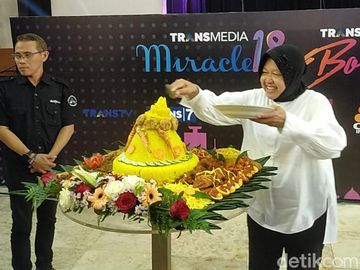 Momen Risma Potong Tumpeng HUT Transmedia di Biro Jatim Momen Risma Potong Tumpeng HUT Transmedia di Biro Jatim