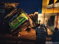 Detik-detik Evakuasi Korban Insiden Truk Tabrak Kios di Cianjur