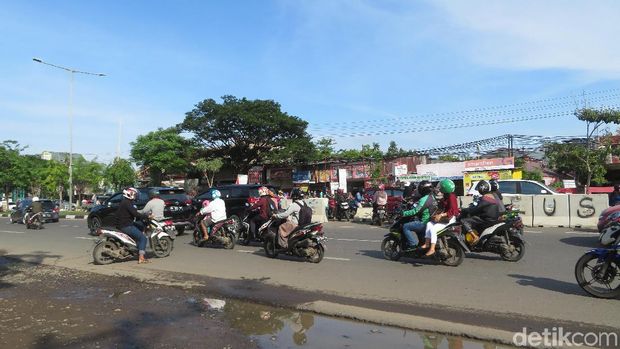 Miris, Beton Pembatas Jalan di Makassar Dirusak untuk Potong Jalur