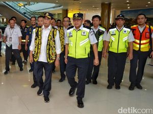 Menhub Tinjau Bandara APT Pranoto