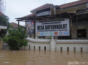 Terendam Banjir, Akses Jalan di Dayeuhkolot Sempat Terputus