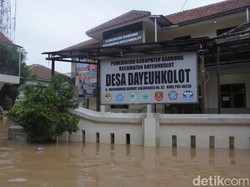 Terendam Banjir, Akses Jalan di Dayeuhkolot Sempat Terputus