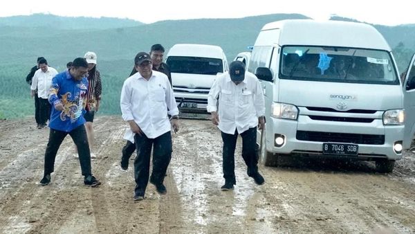 Potret Para Menteri Jokowi Jalan di Lumpur Gegara Mobil Selip