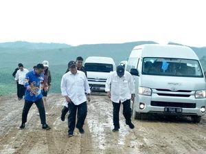 Potret Para Menteri Jokowi Jalan di Lumpur Gegara Mobil Selip