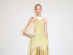 Kejamnya Netizen, Sandal Mahal Bottega Veneta Diledek Mirip Mie Instan