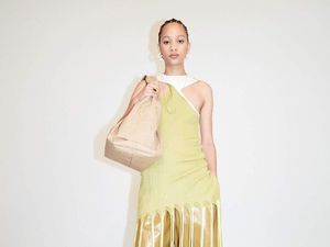 Kejamnya Netizen, Sandal Mahal Bottega Veneta Diledek Mirip Mie Instan Kejamnya Netizen, Sandal Mahal Bottega Veneta Diledek Mirip Mie Instan