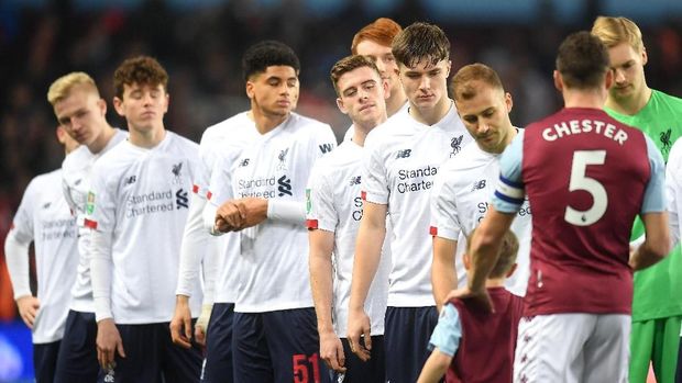 BIRMINGHAM, ENGLAND - DECEMBER 17: Liverpool players line up prior to the Carabao Cup Quarter Final match between Aston Villa and Liverpool FC at Villa Park on December 17, 2019 in Birmingham, England. (Photo by Michael Regan/Getty Images)