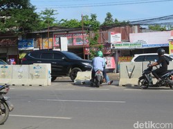 Miris, Beton Pembatas Jalan di Makassar Dirusak untuk Potong Jalur