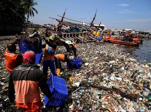 Ramai-ramai Bersihkan Tumpukan Sampah di Pantai Cilincing