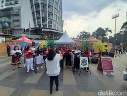 Saat Alunan Lagu-lagu Natal Mengiringi Pejalan Kaki di Trotoar Jakarta