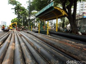 Halte Bus Pal Batu 2 Casablanca Terhalang Pipa Kabel