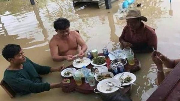 Terkepung Banjir, Orang-orang Ini Malah Santai Sambil Kulineran