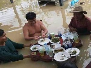 Terkepung Banjir, Orang-orang Ini Malah Santai Sambil Kulineran