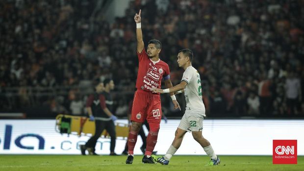 Pemain, pelatih, pengurus dan pendukung Persija Jakarta merayakan laga terakhir Bambang Pamungkas saat melawan Persebaya Surabaya dalam lanjutan Liga-1 Indonesia di Stadion Utama Gelora Bung Karno (GBK), Jakarta, Selasa, 17 Desember 2019. Pertandingan tersebut merupakan terakhir kalinya Bambang Pamungkas bermain dengan hasil akhir Persija Jakarta dikalahkan Persebaya Surabaya dengan skor 1-2. CNNIndonesia/Adhi Wicaksono.