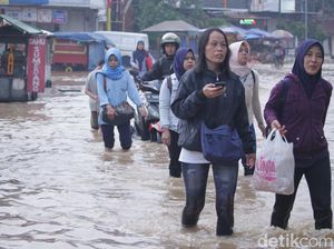 Akses Jalan Dayeuhkolot-Banjaran Lumpuh Akibat Banjir