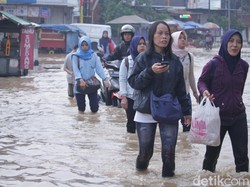Akses Jalan Dayeuhkolot-Banjaran Lumpuh Akibat Banjir