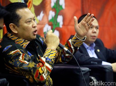 Ekspresi Bamsoet Saat Bicara Soal Amandemen UUD 1945