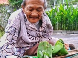 Penuh Senyum, Kakek 80 Tahun Ini Semangat Jualan Tape Ketan
