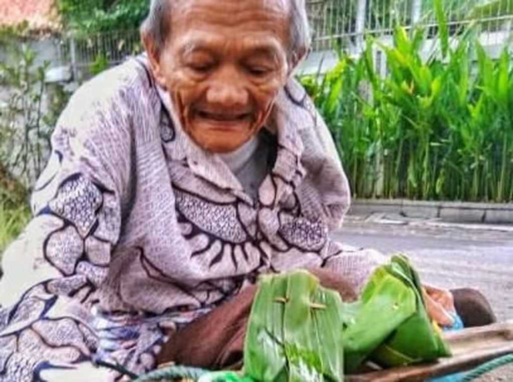 Penuh Senyum, Kakek 80 Tahun Ini Semangat Jualan Tape Ketan Penuh Senyum, Kakek 80 Tahun Ini Semangat Jualan Tape Ketan
