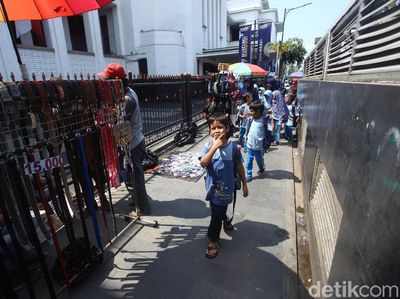 PKL Menjamur di Samping Museum Mandiri