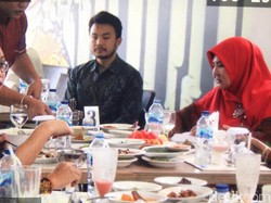 Andre Rosiade dan Istri Gubernur Sumbar Bertemu di Restoran Padang