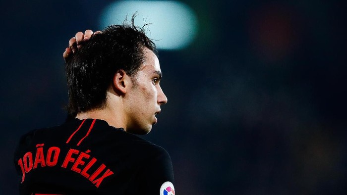 VILLAREAL, SPAIN - DECEMBER 06: Joao Felix of Atletico de Madrid follows the action during the Liga match between Villarreal CF and Club Atletico de Madrid at Estadio de la Ceramica on December 06, 2019 in Villareal, Spain. (Photo by Eric Alonso/Getty Images)