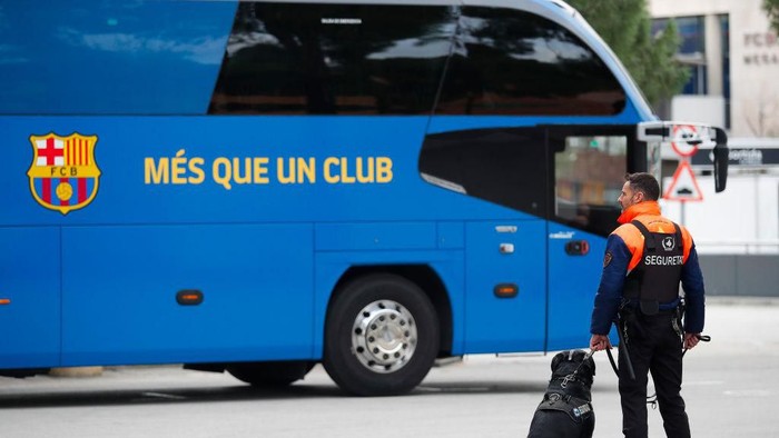 BARCELONA, SPAIN - DECEMBER 18: A security worker of FC Barcelona stands guard near team bus hours before the Liga match between FC Barcelona and Real Madrid CF at Camp Nou on December 18, 2019 in Barcelona, Spain. (Photo by Eric Alonso/Getty Images)
