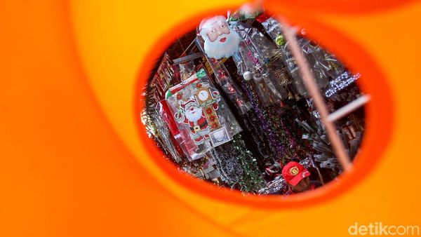Berburu Aneka Pernak-Pernik Natal di Pasar Pagi Jakarta