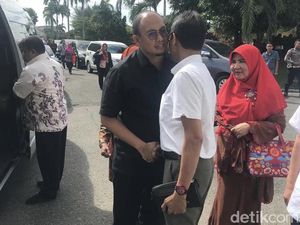 Akhirnya Andre Rosiade-Gubernur Sumbar Cipika-cipiki! Akhirnya Andre Rosiade-Gubernur Sumbar Cipika-cipiki!