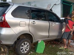 Brakk! Mobil Tabrak Gedung Sekolah TK di Pati
