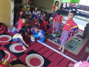 Bangunan Dieksekusi, Siswa PAUD Cianjur Belajar di Rumah Guru Bangunan Dieksekusi, Siswa PAUD Cianjur Belajar di Rumah Guru