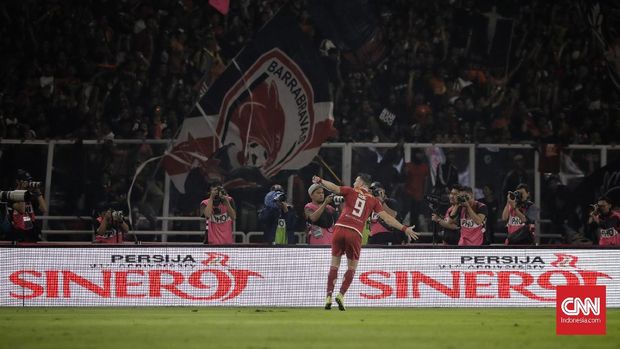 Pesepak bola Persija Jakarta bertanding melawan Pesepak bola Persebaya Surabaya dalam lanjutan Liga-1 Indonesia, di Stadion Utama Gelora Bung Karno. Jakarta, Selasa, 17 Desember 2019. Persija dikalahkan Persebaya dengan skors 1-2. CNNIndonesia/Adhi Wicaksono