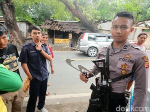Polisi Bersenjata Tangkap Pelajar Bawa Celurit di Sukabumi