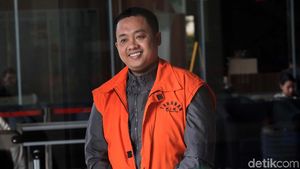 Diperiksa KPK Miftahul Ulum Tersenyum Tipis
