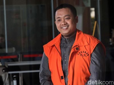 Diperiksa KPK Miftahul Ulum Tersenyum Tipis