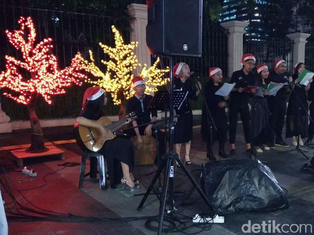 Nyala Lampu Pohon Imitasi Hiasi Lokasi Christmas Carol di Trotoar Jakarta Nyala Lampu Pohon Imitasi Hiasi Lokasi Christmas Carol di Trotoar Jakarta