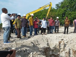 Risma Sidak Rumah Pompa dan Kawasan Langganan Banjir di Surabaya Barat