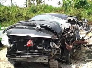 Potret Mobil Gus Hilman yang Ringsek di Tol Pandaan-Malang Potret Mobil Gus Hilman yang Ringsek di Tol Pandaan-Malang
