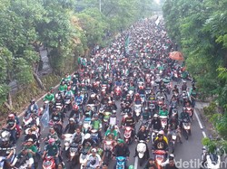 Ribuan Bonek Sambut Persebaya Pulang Usai Tumbangkan Arema dan Persija
