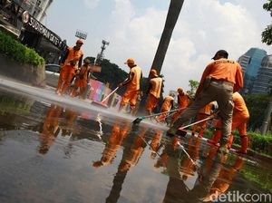 Pasukan Oranye dan Damkar Bahu-membahu Bersihkan Trotoar Pasukan Oranye dan Damkar Bahu-membahu Bersihkan Trotoar