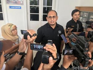 Cipika-cipiki dengan Gubernur Sumbar, Andre Rosiade: Interpelasi Jalan Terus Cipika-cipiki dengan Gubernur Sumbar, Andre Rosiade: Interpelasi Jalan Terus