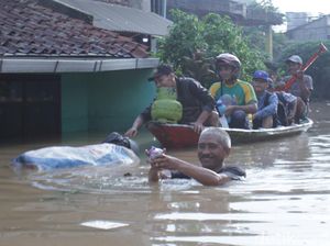 Banjir Kepung Dayeuhkolot, Warga: Air Datang Langsung Besar Banjir Kepung Dayeuhkolot, Warga: Air Datang Langsung Besar