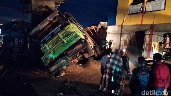 Ini Truk yang Tabrak Kios Sembako dan Tewaskan 3 Orang