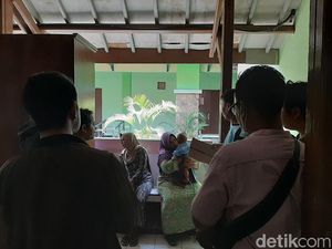 Monyet Liar Serang Bayi di Probolinggo, Sempat Dicakar dan Diseret