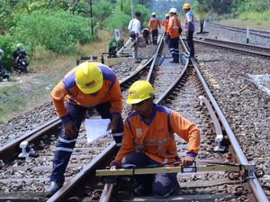 Perawatan dan Perbaikan Rel Kereta Api Jelang Nataru 2019