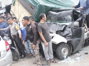 Seorang Balita Tewas Akibat Tabrakan Beruntun di Bandung Barat