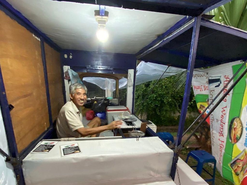 Semangat Bapak Tua Penjual Pizza Goreng di Bekasi Ini Banjir Pujian Netizen Semangat Bapak Tua Penjual Pizza Goreng di Bekasi Ini Banjir Pujian Netizen
